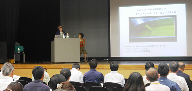 LA ISLA JAPONESA DE SHODOSHIMA ACOGE UN SEMINARIO PARA MEJORAR LA CALIDAD DE SU ACEITE DE OLIVA IMPARTIDO POR LA CATADORA ESPECIALISTA EN ACEITES Y GRASAS ANUNCIACIÓN CARPIO, CRONISTA OFICIAL DE EL ACEBUCHAR (CARBONEROS – JAÉN)