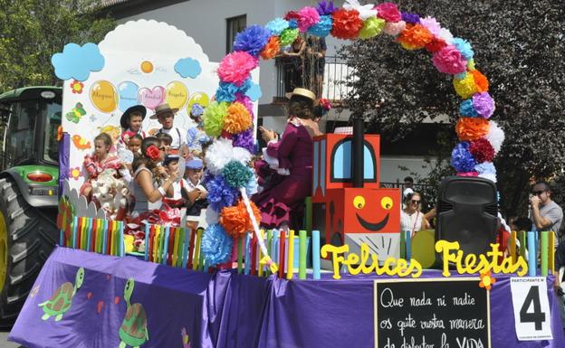 MILES DE PERSONAS SE DIVIERTEN DE DÍA Y DE NOCHE EN LA FERIA DE BAZA (GRANADA)