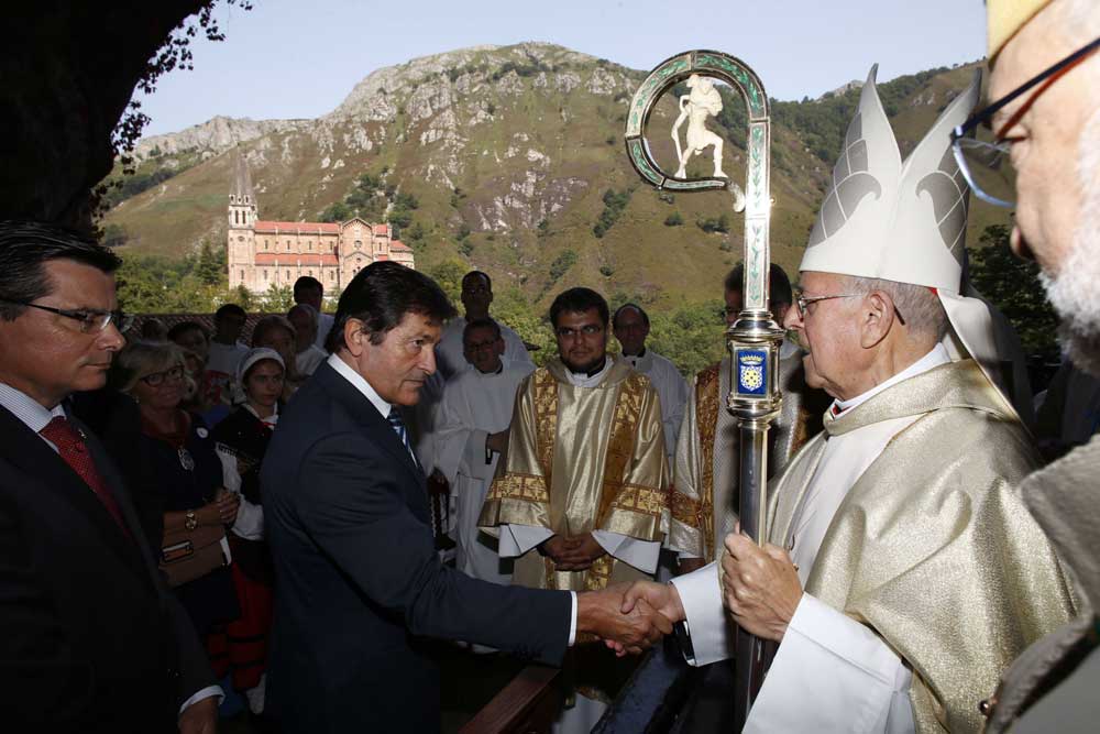 NOREÑA (ASTURIAS) PROTAGONIZÓ LA OFRENDA A LA SANTINA EN COVADONGA • LA MISA DEL DÍA DE ASTURIAS LA PRESIDIÓ RICARDO BLÁZQUEZ, PRESIDENTE DE LA CONFERENCIA EPISCOPAL