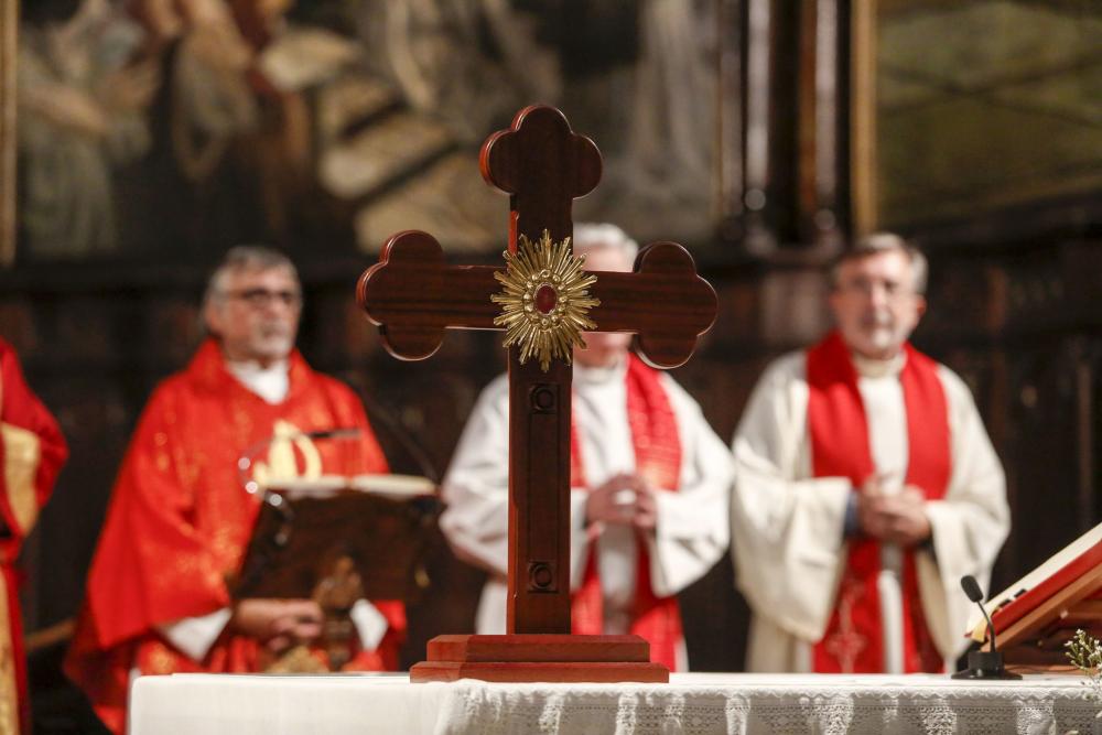 EL LIGNUM CRUCIS YA ES DE TODOS • LA RELIQUIA, QUE CUSTODIA LA COFRADÍA DE NUESTRA SEÑORA DE LA SOLEDAD, QUEDA EXPUESTA EN SANTO TOMÁS DE CANTORBERY EN UNA MULTITUDINARIA MISA