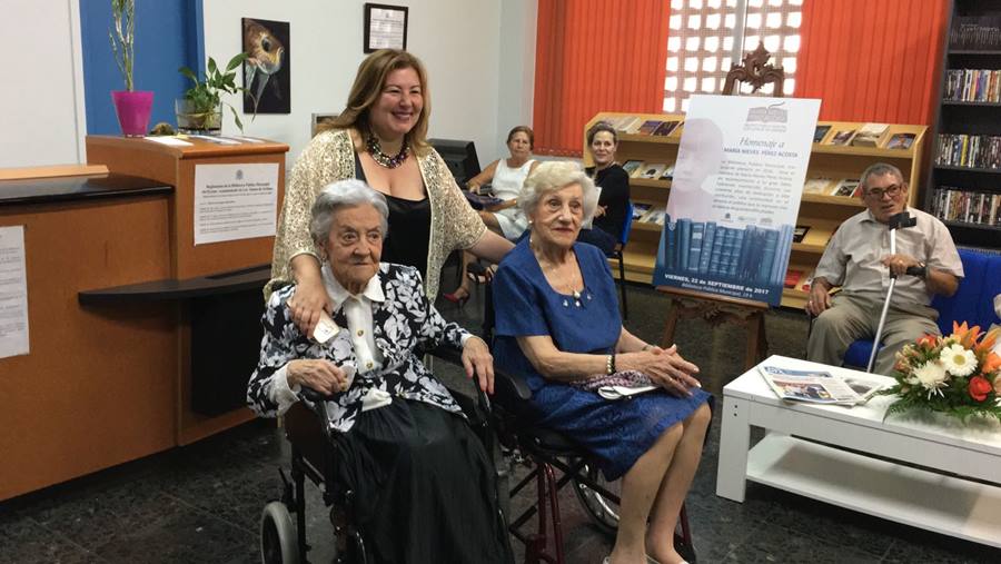 LOS LLANOS DE ARIDANE RINDE HOMENAJE A LA BIBLIOTECARIA MARÍA NIEVES PÉREZ • LA BIBLIOTECA MUNICIPAL LLEVA DESDE HOY SU NOMBRE EN RECONOCIMIENTO A LA LABOR DE ESTA AUXILIAR QUE MANTUVO EL SERVICIO PÚBLICO DURANTE ALGO MÁS DE CUARENTA AÑOS