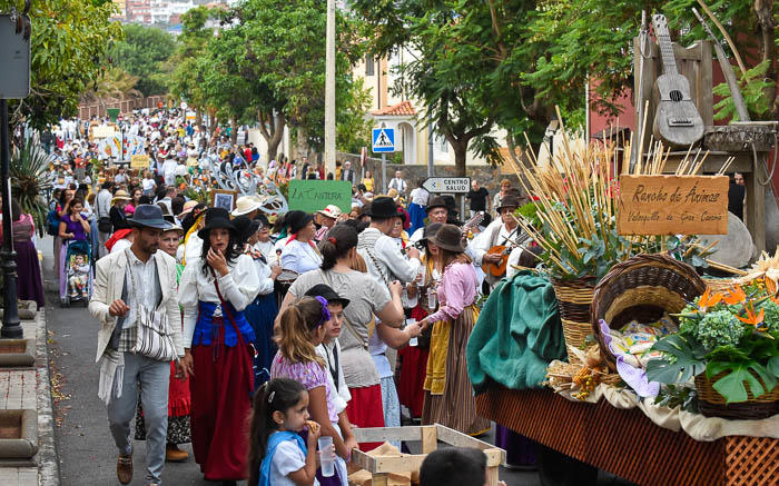 SAN MIGUEL SALE A LA PLAZA • ESTE AÑO PARTICIPAN 16 CARROZAS DE TODOS LOS BARRIOS DEL MUNICIPIO DE VALSEQUILLO (CANARIAS)