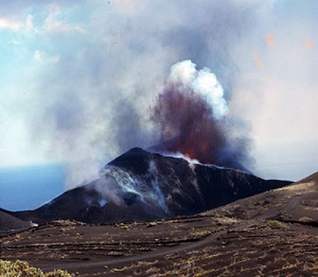 FUENCALIENTE (CANARIAS) ANALIZA EL FENÓMENO VOLCÁNICO EN EL 46 CUMPLEAÑOS DEL CRÁTER MÁS JOVEN Y TURÍSTICO DE LA PALMA • ESTE JUEVES SE CONMEMORA LA ERUPCIÓN DEL TENEGUÍA, LA ÚLTIMA EN SUPERFICIE REGISTRADA EN ESPAÑA, QUE TUVO LUGAR EL 26 DE OCTUBRE DE 1971 CERCA DEL NÚCLEO DE LOS QUEMADOS