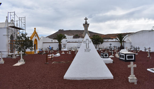 UN CAMPOSANTO CON PREMIO • EL ALCALDE DE TEGUISE (CANARIAS) RECOGE HOY EN MADRID EL GALARDÓN A LA MEJOR INICIATIVA MEDIOAMBIENTAL DE ESPAÑA PARA EL VIEJO CEMENTERIO DE LA VILLA, ABIERTO EN 1814