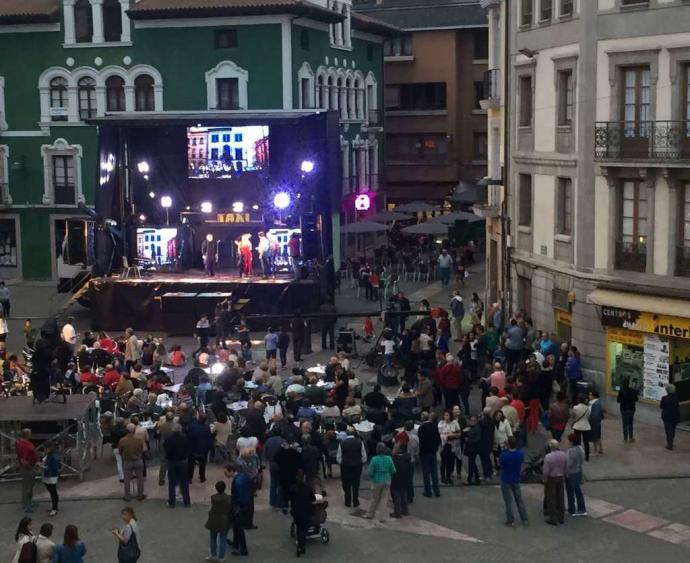 MODA Y COMUNICACIÓN, ESTRELLAS DE PLATA DE LOS «MOSCONES DE ORO» DE GRADO (ASTURIAS) • EL DISEÑADOR LOCAL MARCOS LUENGO Y LA RTPA SERÁN DISTINGUIDOS HOY CON LOS PREMIOS DE GRADO, QUE CUMPLEN 25 AÑOS