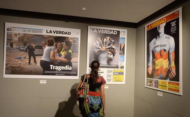 PORTADAS PARA LA HISTORIA • LA MUESTRA ‘VOCENTO 15 AÑOS’ PROPONE UN RECORRIDO POR LAS NOTICIAS MÁS DESTACADAS DEL ÚLTIMO SIGLO EN ‘LA VERDAD’