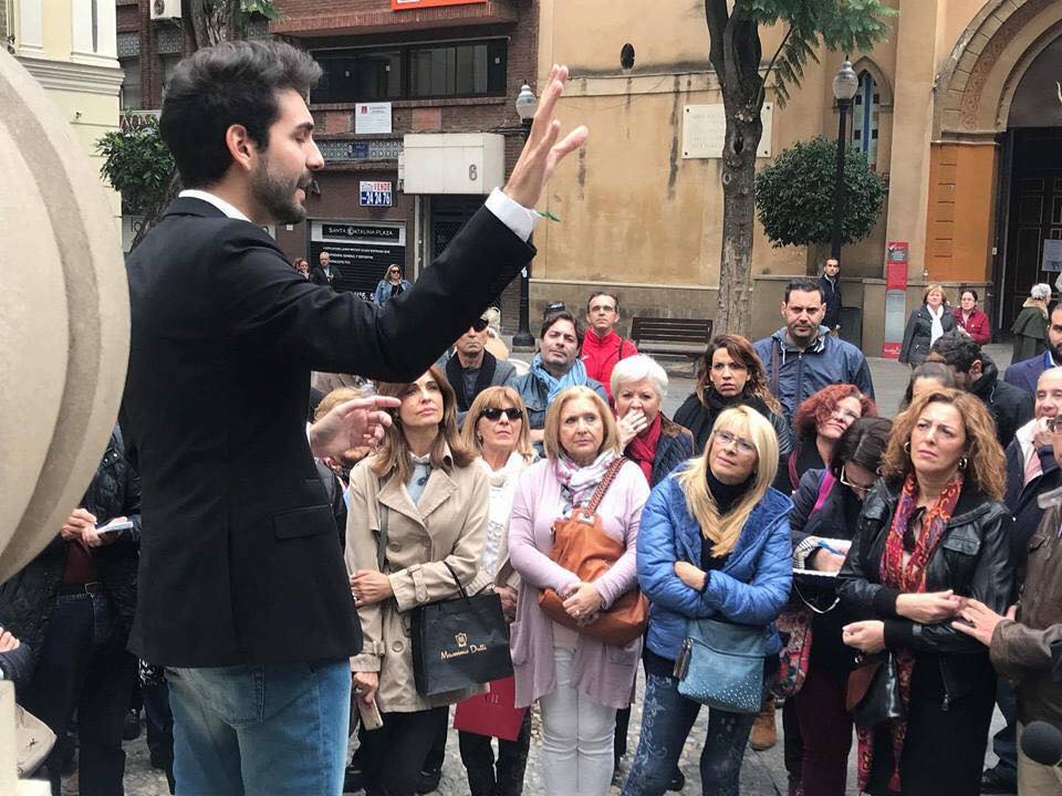 ESA HISTORIA OCULTA EN CADA ESQUINA DE MURCIA. ALREDEDOR DEL MEDIO DÍA ARRANCÓ UN RECORRIDO LITERARIO-HISTÓRICO GUIADO POR EL CRONISTA OFICIAL DE MURCIA, ANTONIO BOTÍAS, Y POR EL HISTORIADOR ÁLVARO HERNÁNDEZ.