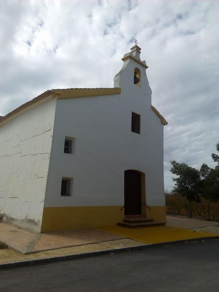 LA ERMITA DE SAN ROQUE, EN BLANCA TIENE UNA CRUZ DE CARAVACA EN LA ESPAÑADA.