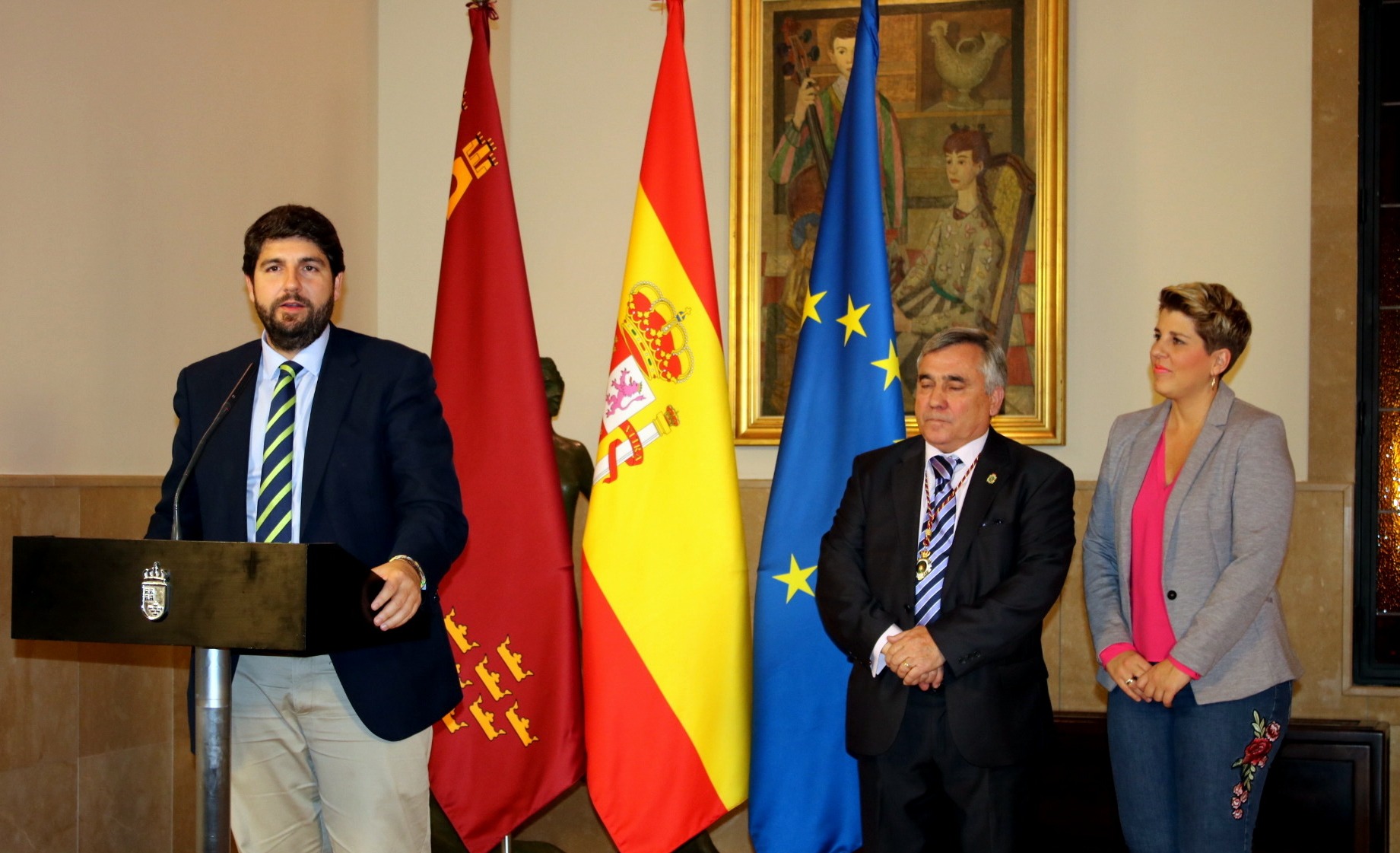 EL MIRADOR DE ALGUAZAS. EL PRESIDENTE DE LA REGIÓN DE MURCIA RECIBE A LOS CRONISTAS OFICIALES.