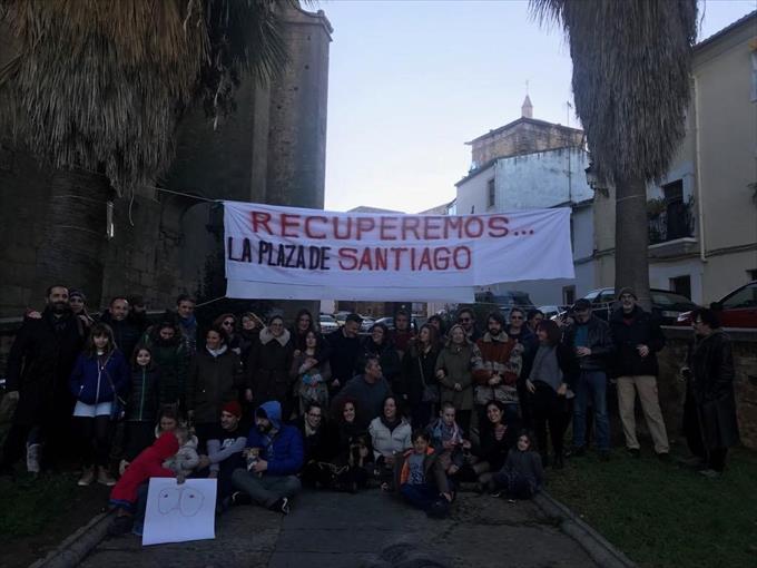 LA PRIMERA CONVIVENCIA EN LA PLAZA DE CÄCERES SE DESARROLLA CON UNA ALTA PARTICIPACIÓN. LOS VECINOS RECUPERAN SANTIAGO Y AHORA TRABAJAN PARA COMPARTIRLA