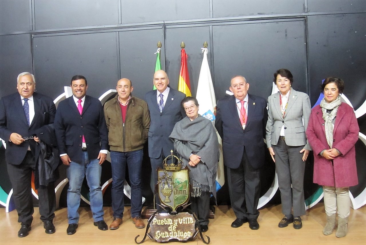 TOMA DE POSESIÓN DE DOÑA ELISA ROVIRA Y DON ANTONIO RAMIRO, LOS DOS NUEVOS CRONISTAS OFICIALES DE GUADALUPE (CÁCERES).