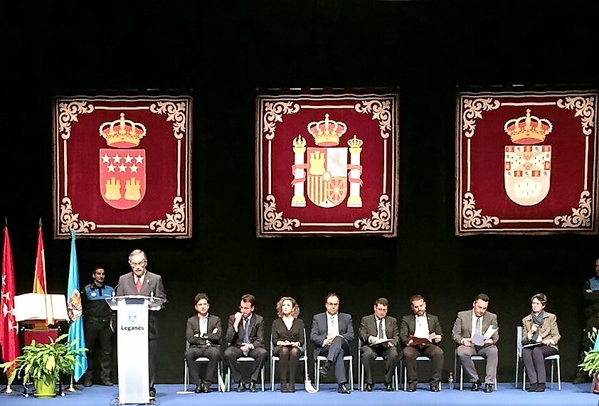 LA PRESIDENTA DEL C. D. LEGANES VICTORIA PAVÓN Y EL ENTRENADOR DEL “LEGA”  ASIER GARITANO, NOMBRADOS HIJA PREDILECTA E HIJO ADOPTIVO EN EL ACTO DEL DÍA DE LA CONSTITUCIÓN DE LEGANÉS (MADRID).