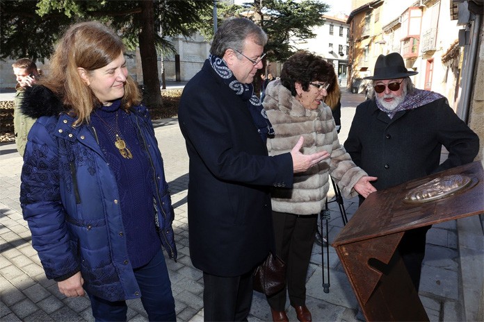 LEÓN RECUERDA AL ESCRITOR GONZÁLEZ DE LAMA CON UNA PLACA EN SU MEMORIA