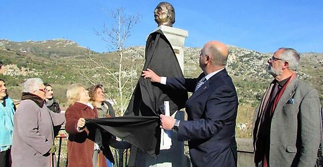 PEÑAMELLERA BAJA (ASTURIAS) HONRA  AL CRONISTA OFICIAL, CECILIO TESTÓN RECIENTEMENTE FALLECIDO: «SU NOMBRE SUENA CON ADMIRACIÓN Y RESPETO»