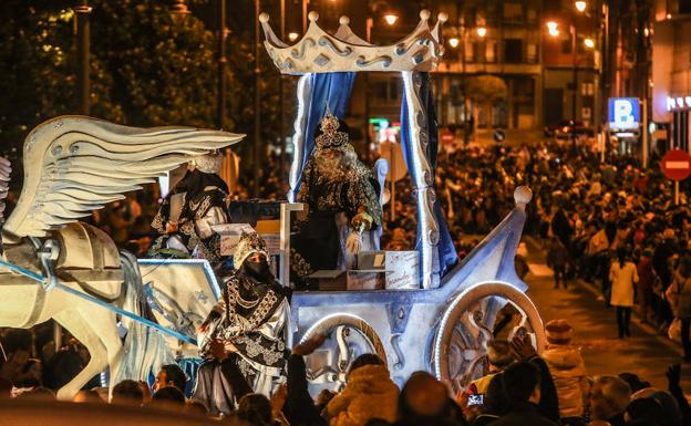 LOS REYES MAGOS DESFILARON EN AVILÉS (ASTURIAS) CON UN SÉQUITO DE 300 PERSONAS