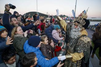 CERCA DE 300 FIGURANTES ACOMPAÑARON A LOS REYES MAGOS EN LA CABALGATA DE AVILÉS (ASTURIAS)