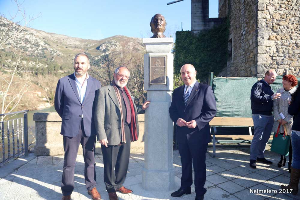 UN BUSTO DEL CRONISTA TESTÓN DA LA BIENVENIDA A TODOS LOS QUE LLEGAN A PANES (ASTURIAS)