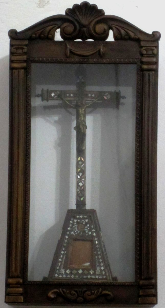 UN CRUCIFIJO DEL CONVENTO DE LORIANA EN LA IGLESIA DE SAN PEDRO APÓSTOL DE MONTIJO (BADAJOZ)