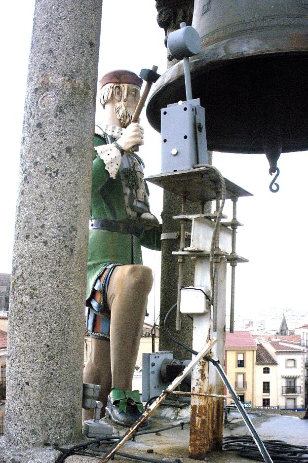 EL ABUELO MAYORGA DE LA TORRE DEL RELOJ DE LA PLAZA DE PLASENCIA (CÁCERES) REJUVENECE