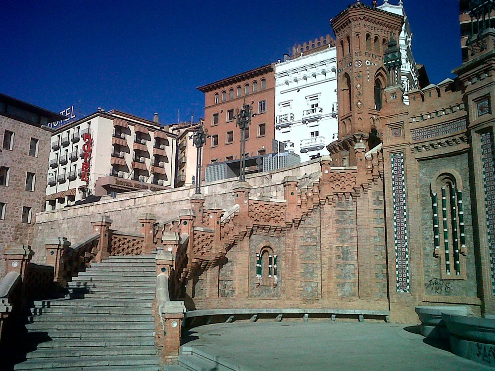 TERUEL ULTIMA LOS PREPARATIVOS PARA BATIR EL RÉCORD GUINESS DE LA CADENA DE BESOS MÁS LARGA