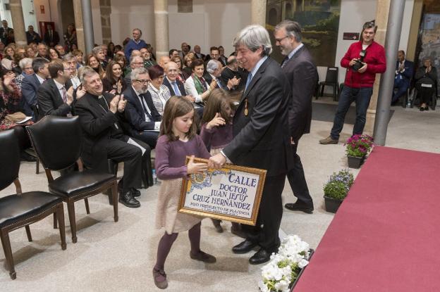 PLASENCIA (CÁCERES) RINDE HOMENAJE A JUAN JESÚS CRUZ HERNÁNDEZ COMO NUEVO HIJO PREDILECTO