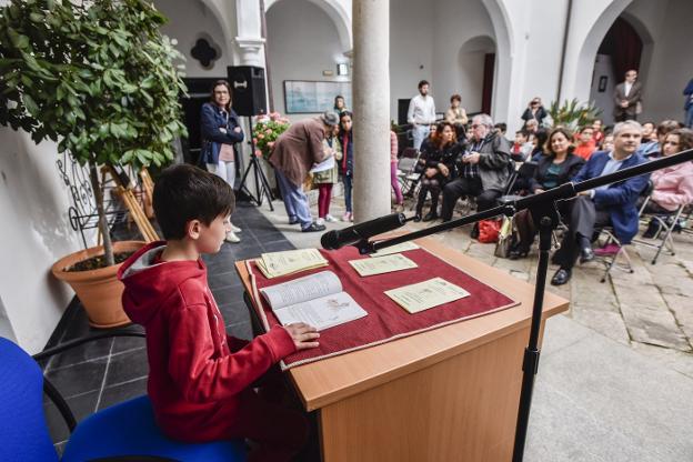 ESTUDIANTES Y AUTORIDADES DE BADAJOZ LEEN «EL PRINCIPITO» EN EL DÍA DE LAS LETRAS ESPAÑOLAS