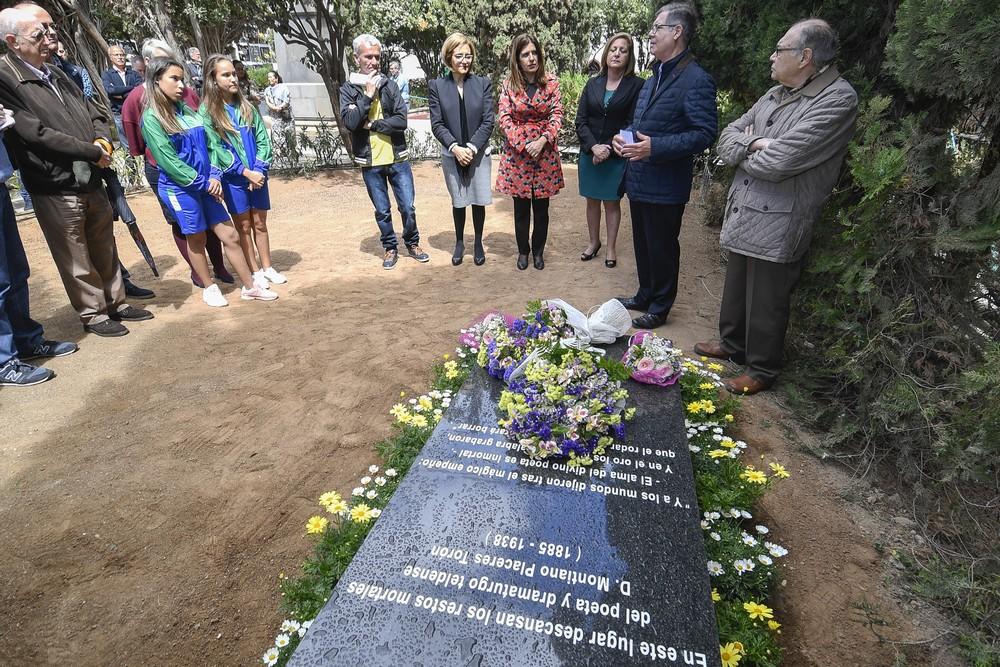 EL POETA TELDENSE MONTIANO PLACERES SE ENVUELVE DE FLORES