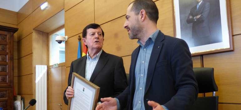 «JOSÉ ANTONIO COPPEN EN EL ACTO DE SU NOMBRAMIENTO COMO CRONISTA OFICIAL DE LUGONES (ASTURIAS)  «HABRÍA SIDO ENTRAÑABLE ESTAR ARROPADO»