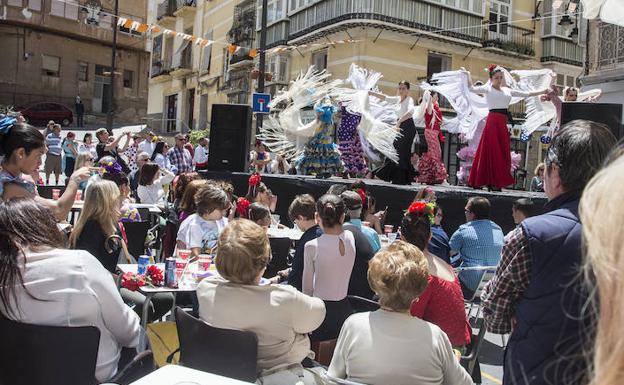 LAS CRUCES DE MAYO DE CARTAGENA (MURCIA) Y DOS CRUCEROS SACAN AL CASCO HISTÓRICO A MILES DE PERSONAS