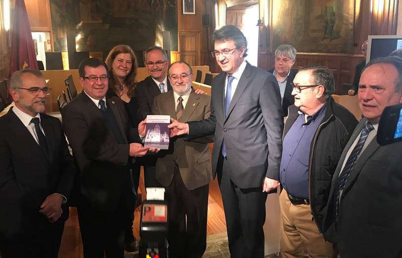 REUNIÓN DE CRONISTAS OFICIALES EN LEÓN PARA LA PRESENTACIÓN DEL LIBRO DE ACTAS DEL XLIII CONGRESO