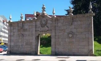 UN MONUMENTAL PÓRTICO A NINGUNA PARTE (PONTEVEDRA)