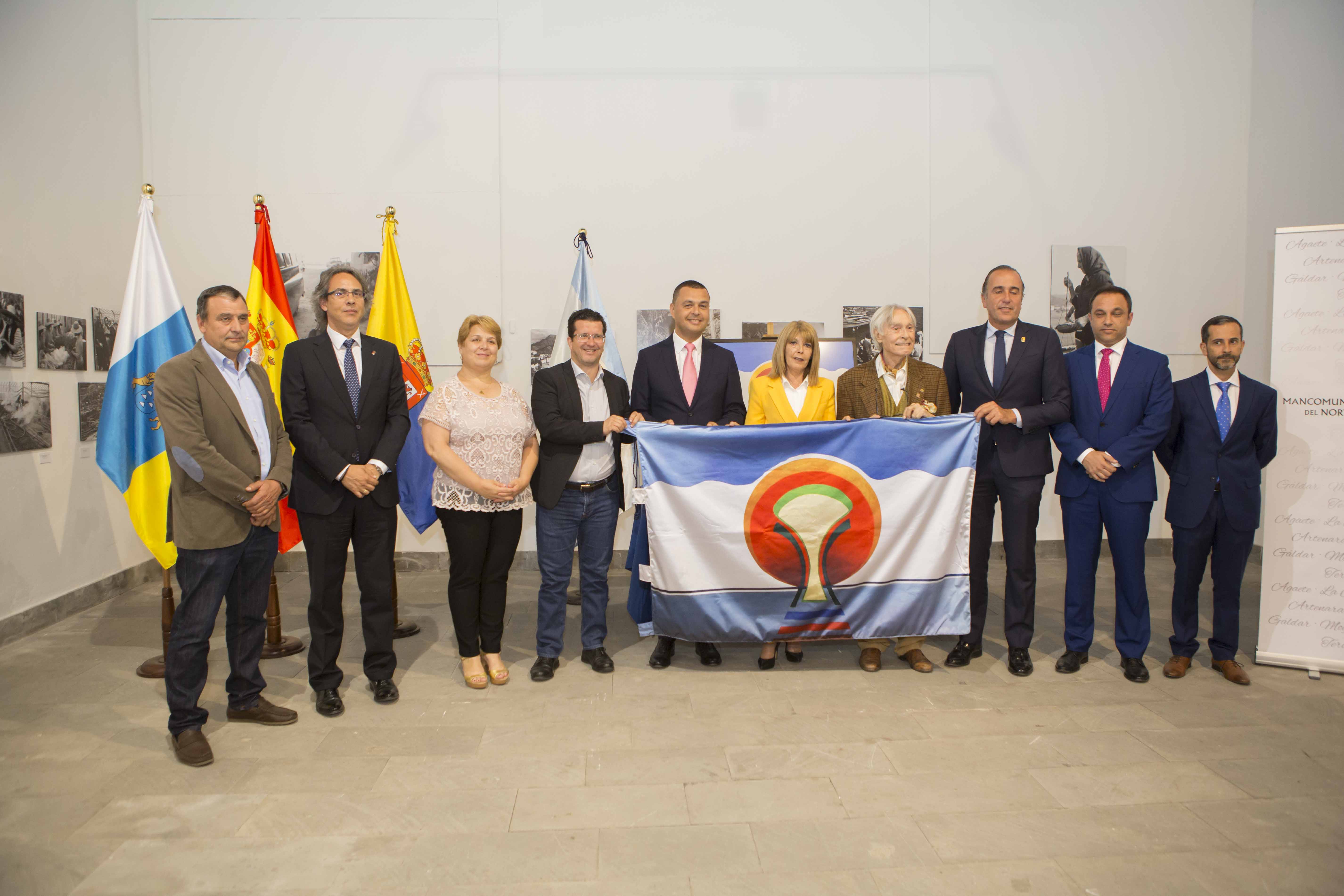 EL NORTE DE GRAN CANARIA CELEBRA SU ANIVERSARIO CON SU NUEVA BANDERA OBRA DE PEPE DÁMASO (CANARIAS)