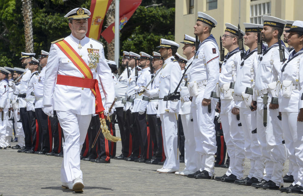 LA ARMADA RECONOCE LA LABOR DE SUS BUZOS (CANARIAS)