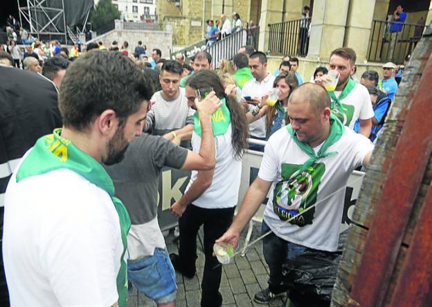 LA SIDRA CORRE A RAUDALES POR LAS CALLES DE NAVA (ASTURIAS)