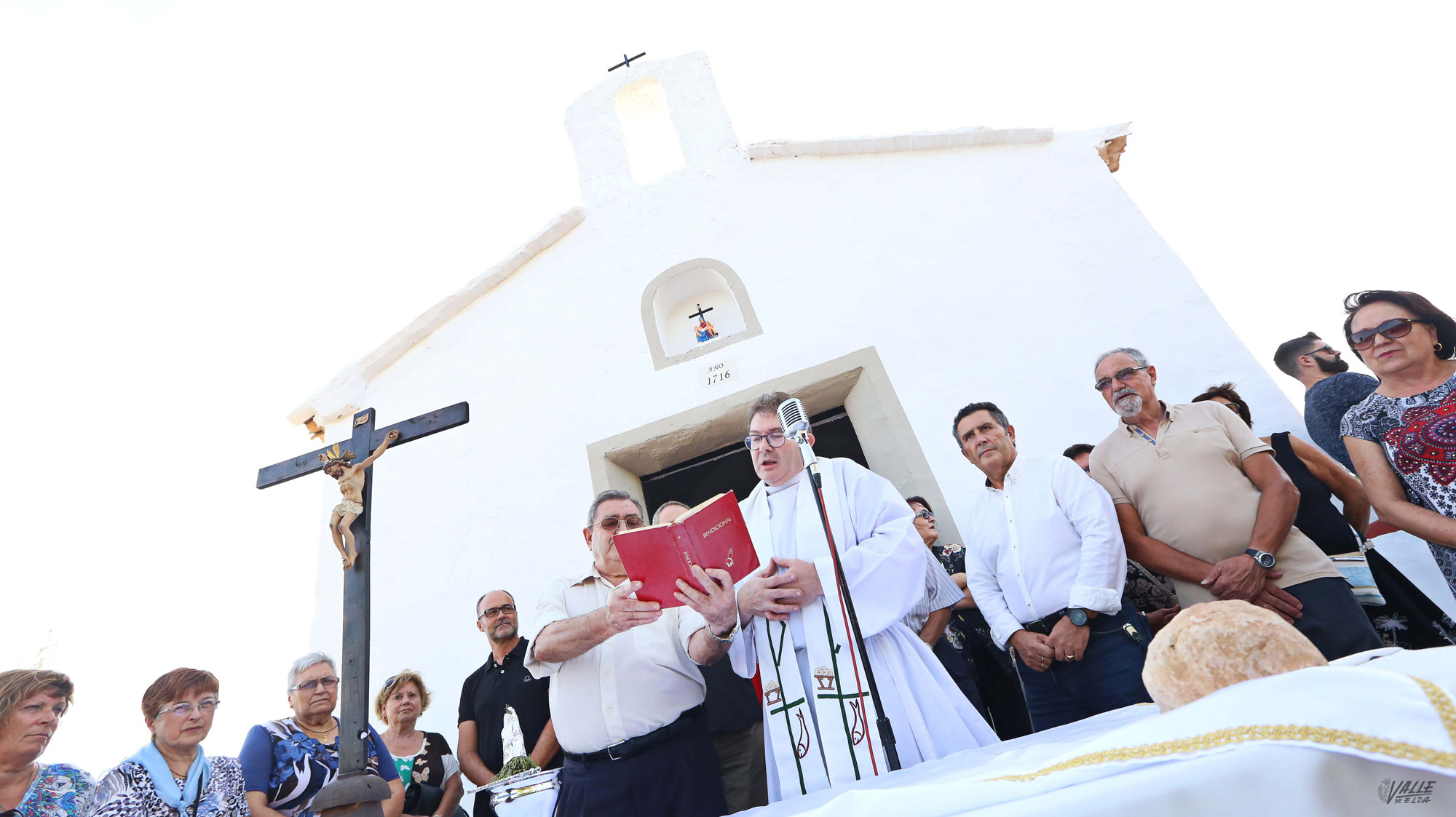 LA REJUVENECIDA ERMITA DE LAS CAÑADAS DE ELDA (ALICANTE) VUELVE A ACOGER UNA MISA TRAS VARIAS DÉCADAS