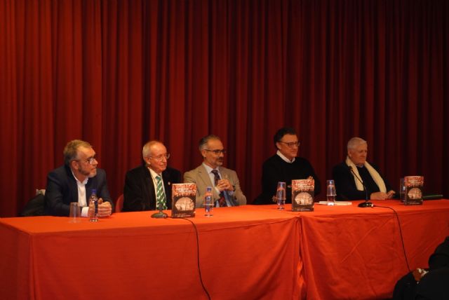 LA CASA DE LA CULTURA ACOGIÓ LA PRESENTACIÓN DEL LIBRO «CARAVACA ANTES DE AYER», DE JOSÉ ANTONIO MELGARES