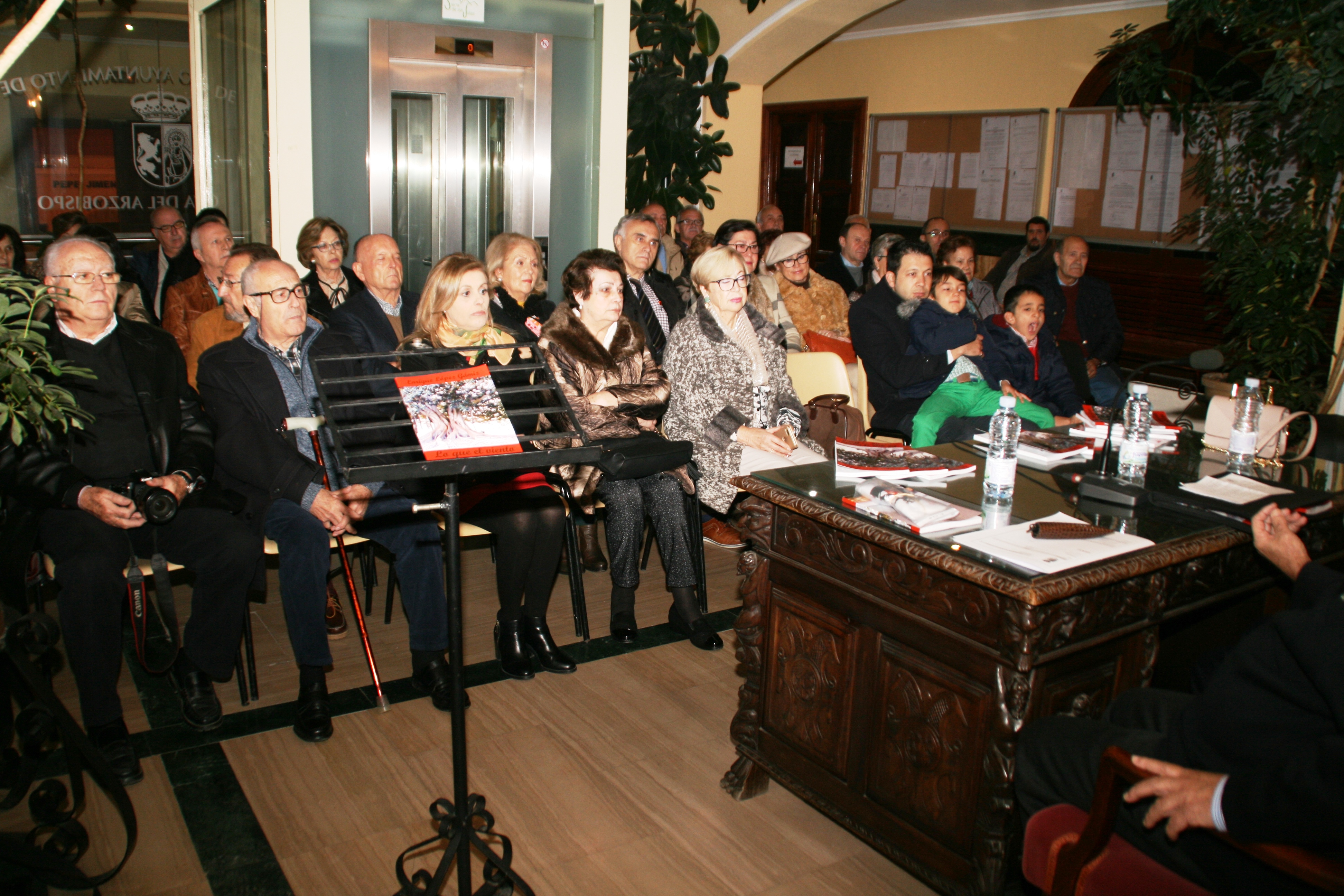 EMOTIVA PRESENTACIÓN DEL LIBRO DE POEMAS «LO QUE EL VIENTO NO SE LLEVÓ» (