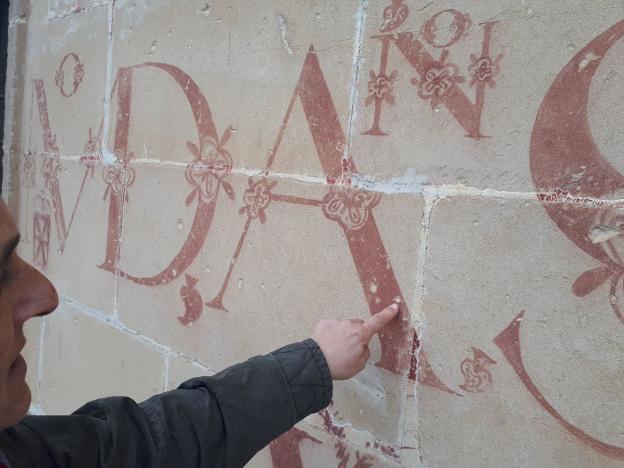 LOS ‘GRAFITIS’ DEL SIGLO XVII SALEN A LA LUZ • UN EXPERTO HA RECREADO VIRTUALMENTE LOS VÍTORES DE LA FACHADA DE LA CATEDRAL DE BAEZA (JAÉN)