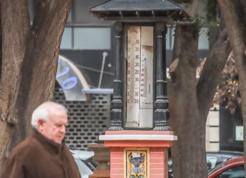 UN TROZO DE HISTORIA EN EL OLVIDO • EL TERMÓMETRO DE LA PLAZA NUEVA DE ORIHUELA, DE ESTILO MODERNISTA Y A PUNTO DE CUMPLIR UN SIGLO, SUCUMBE AL DETERIORO Y A LOS ACTOS VANDÁLICOS