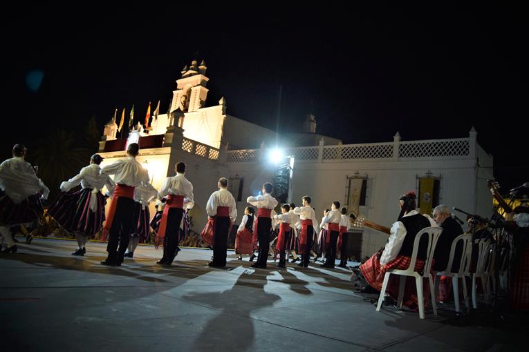 LA ASOCIACIÓN FOLCLÓRICA TIERRA DE BARROS RECIBE LA MEDALLA DE PLATA • SE RECONOCE SU LABOR INVESTIGADORA, EDUCATIVA Y DIFUSORA DEL FOLCLORE REGIONAL