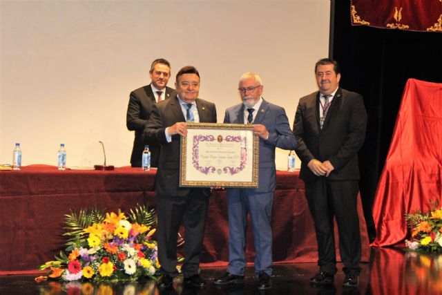 LOS COFRADES DE ALCANTARILLA (MURCIA LLEVAN A CABO EL HOMENAJE AL NAZARENO, EL NOMBRAMIENTO DE COFRADE MAYOR Y LA PRESENTACIÓN DEL CARTEL Y LA REVISTA DE SEMANA SANTA