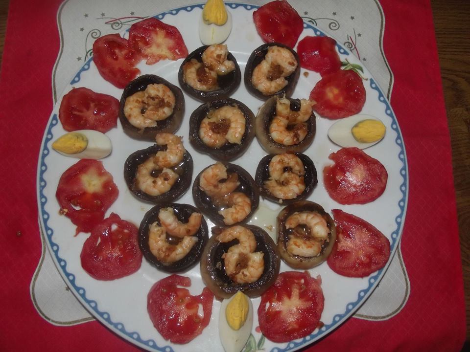 CHAMPIÑONES RELLENOS DE GAMBAS Y GUARNICIÓN DE TOMATES DE SOMIÓ