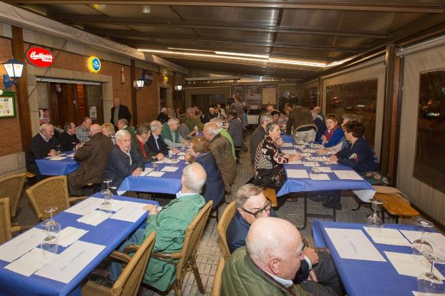 UNA VIDA A LA VERA DEL FERROCARRIL • TITO CELEBRA CON UN LIBRO EL OCHENTA ANIVERSARIO DE LA CANTINA DE LA RENFETITULADO ‘OCURRENCIAS’, RECOGE LA LARGA HISTORIA DEL EMBLEMÁTICO NEGOCIO FUNDADO POR SU MADRE