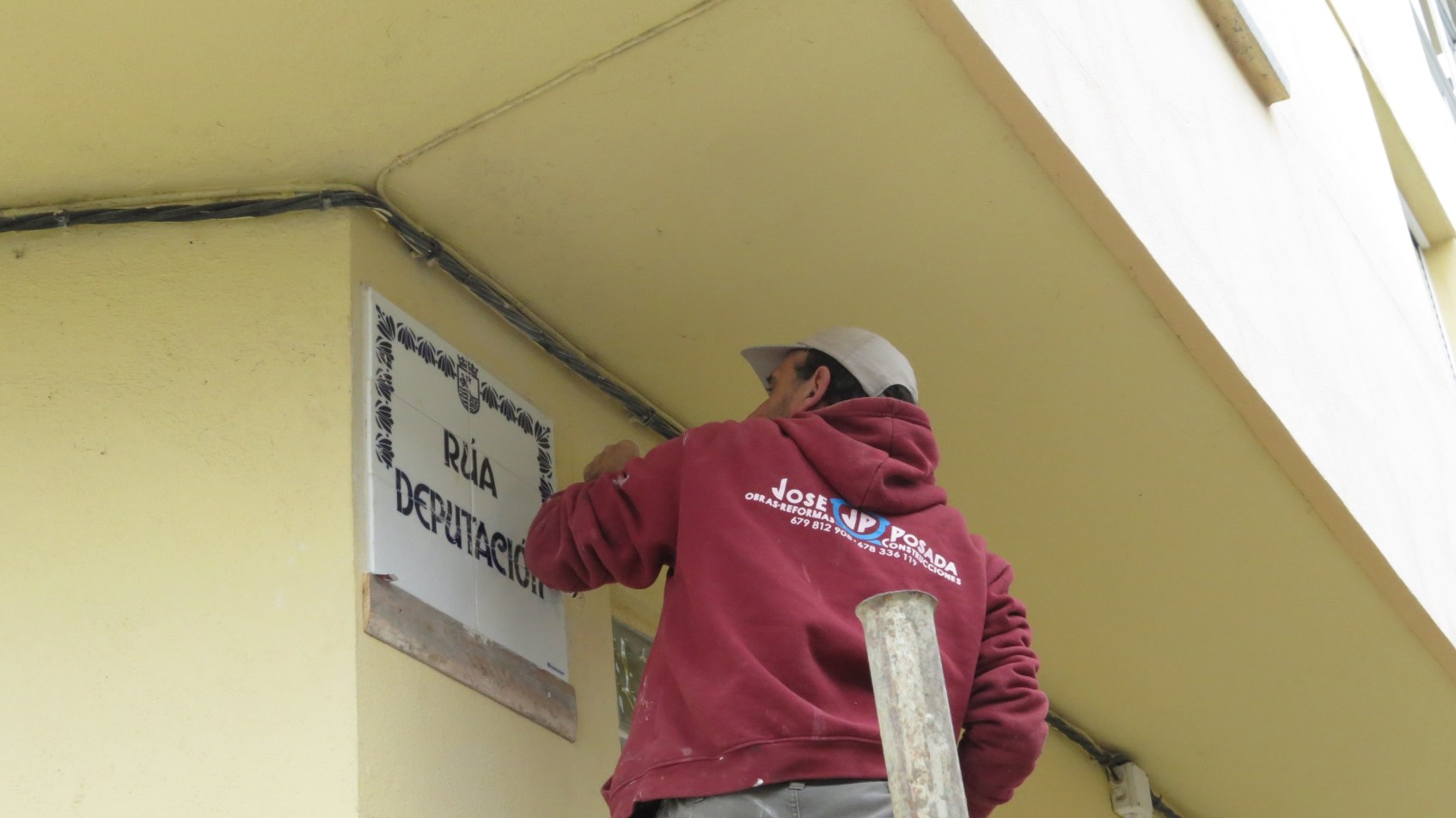 RENOVACIÓN DE PLACAS EN UNA TREINTENA DE CALLES Y PLAZAS DE RIBADEO (LUGO)