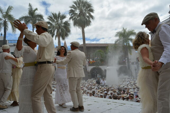 LOS INDIANOS: UN CARNAVAL ÚNICO • ENTRE 70.000 Y 80.000 PERSONAS HAN PARTICIPADO A LO LARGO DEL DÍA EN LOS DISTINTOS ACTOS DE LA SINGULAR PARODIA DEL RETORNO DEL EMIGRANTE RICO DE SANTA CRUZ DE LA PALMA (CANARIAS)