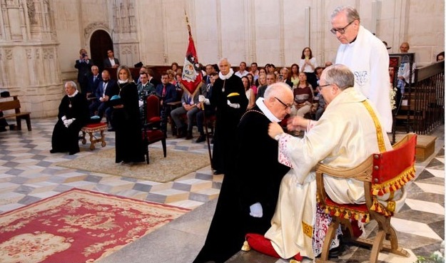 EL CRONISTA OFICIAL DE LILLO INGRESA EN LA COFRADÍA INTERNACIONAL DE INVESTIGADORES DE TOLEDO DURANTE LA CELEBRACIÓN DE UN ACTO EN EL MONASTERIO DE SAN JUAN DE LOS REYES