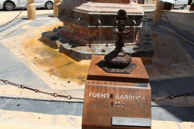 INSTALAN EN TOTANA (MURCIA) UNA RÉPLICA EN BRONCE DE LA FUENTE JUAN DE UZETA CON UN CÓDIGO QR QUE OFRECE INFORMACIÓN AÑADIDA DE ESTE MONUMENTO Y UN LECTOR BRAILLE PARA DISCAPACITADOS VISUALES