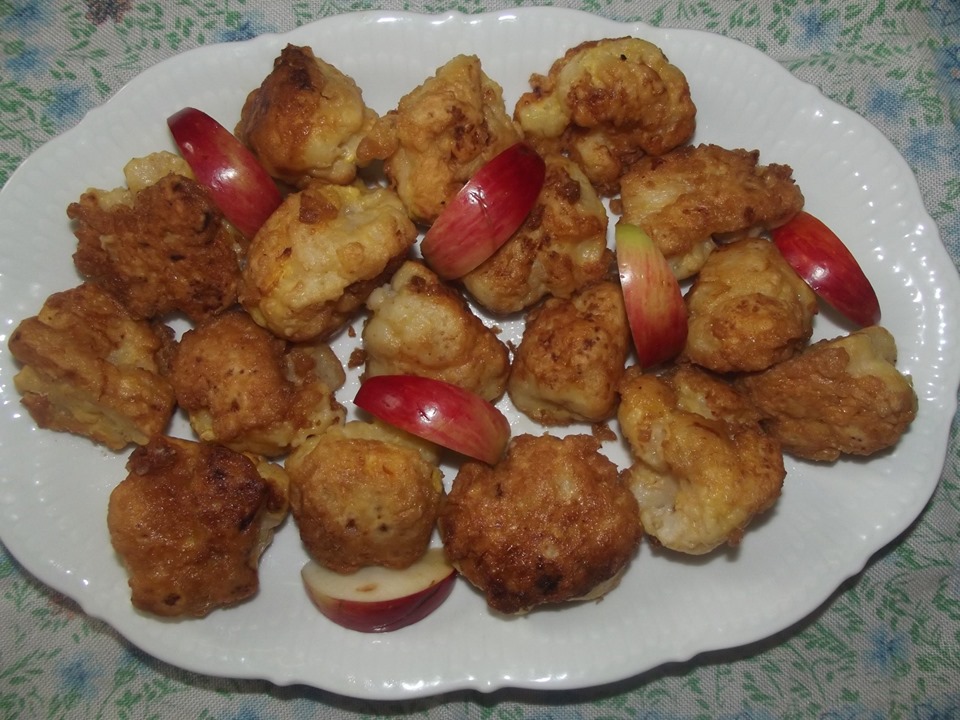 BUÑUELOS DE COLIFLOR AL AROMA DE MANZANA PARA DISCUTIR SOBRE UN NOMBRE