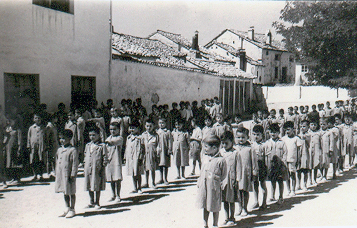 ESCUELAS PROFESIONALES DE LA SAGRADA FAMILIA DE VILLANUEVA DEL ARZOBISPO • EL EXTERNADO DE LA CALLE LOS MORALES (X)