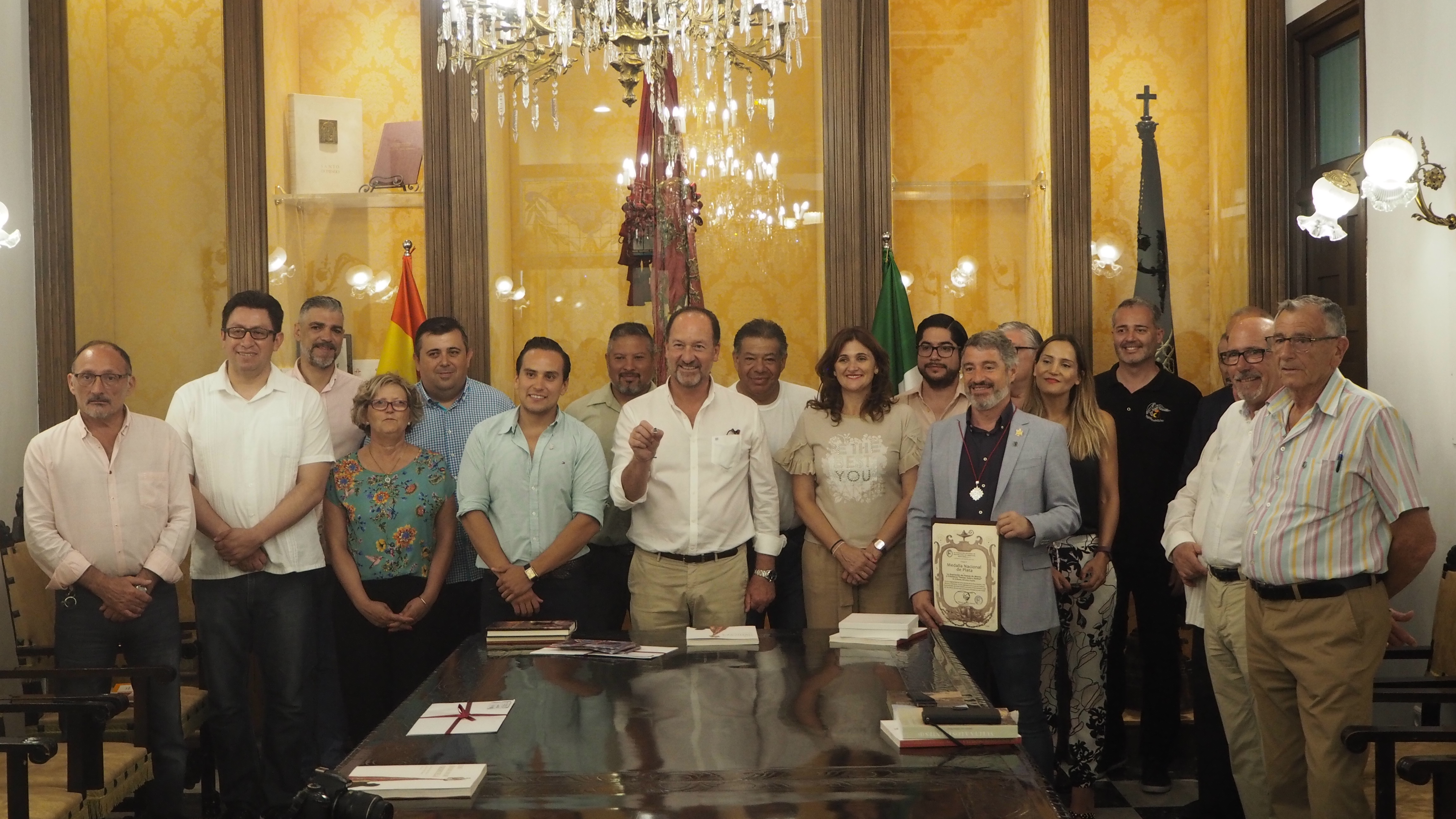 ZACATECAS Y ORIHUELA AFIANZAN SU HERMANAMIENTO CON LA MEDALLA DE PLATA OTORGADA POR LA FEDERACIÓN NACIONAL DE ASOCIACIONES DE CRONISTAS MEJICANOS